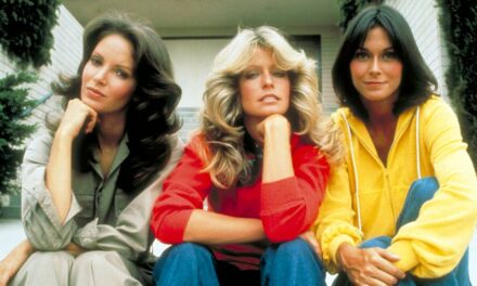 Les stars de Charlie&rsquo;s Angels révèlent enfin une réaction honnête au départ de Farrah Fawcett 50 ans plus tard
