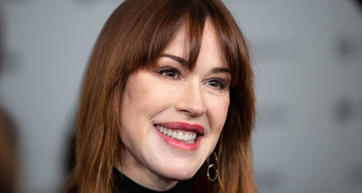 Molly Ringwald partage de nouvelles photos de sa superbe fille de 22 ans : « Je ne peux pas croire que j&rsquo;ai fait ça ! »