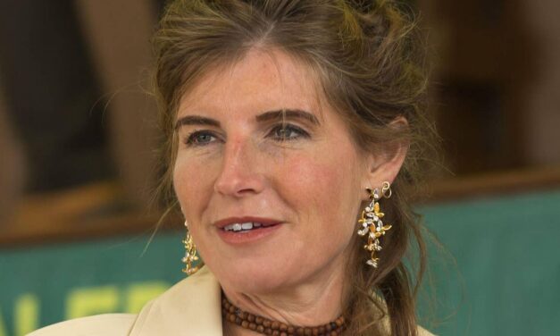 Amanda Owen étonne les fans alors qu&rsquo;elle est jumelle avec sa fille sosie Edith