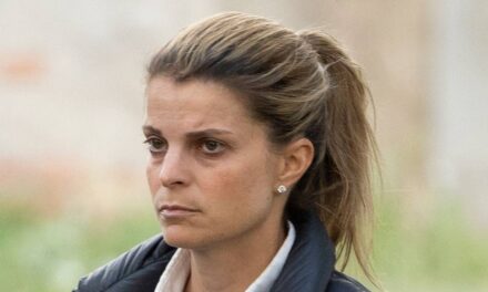 Athina Onassis semble méconnaissable sur de nouvelles photos alors qu&rsquo;elle réapparaît pour une rare apparition au défilé de mode