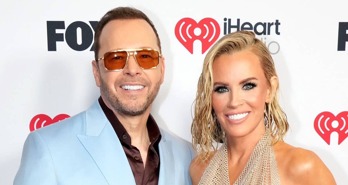 La co-star de Boston Blue de Donnie Wahlberg taquine le rôle de sa femme Jenny McCarthy dans la série