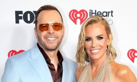 La co-star de Boston Blue de Donnie Wahlberg taquine le rôle de sa femme Jenny McCarthy dans la série