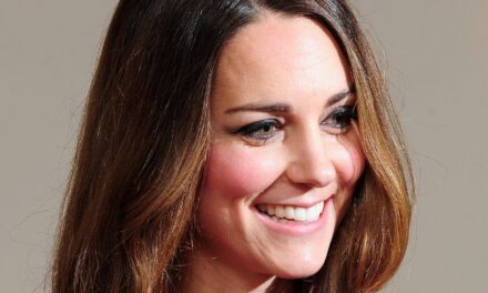 La robe de soirée plongeante oubliée depuis longtemps de Kate Middleton qui a prouvé que ce mythe royal était faux
