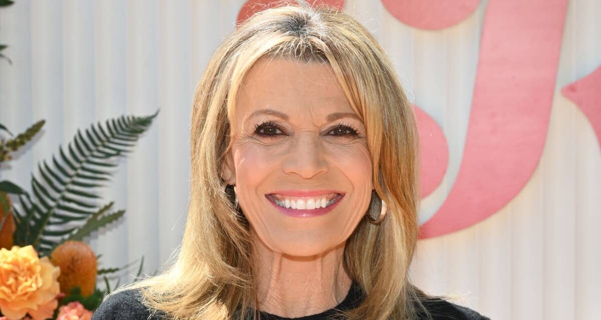 La star de Wheel of Fortune, 69 ans, fait la fête avec des enfants dans une superbe apparence à Coachella