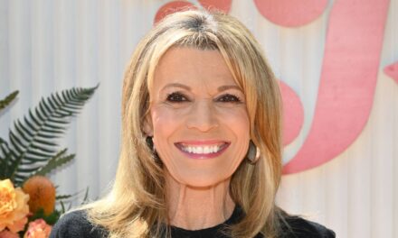 La star de Wheel of Fortune, 69 ans, fait la fête avec des enfants dans une superbe apparence à Coachella