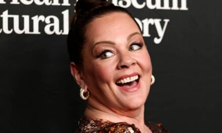 Melissa McCarthy montre une silhouette incroyable dans une combinaison moulante alors que les fans n&rsquo;arrivent pas à croire sa transformation