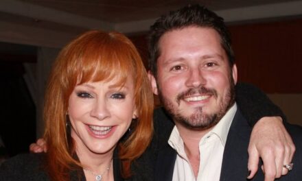 La joyeuse nouvelle de bébé de Reba McEntire incite les fans à dire la même chose
