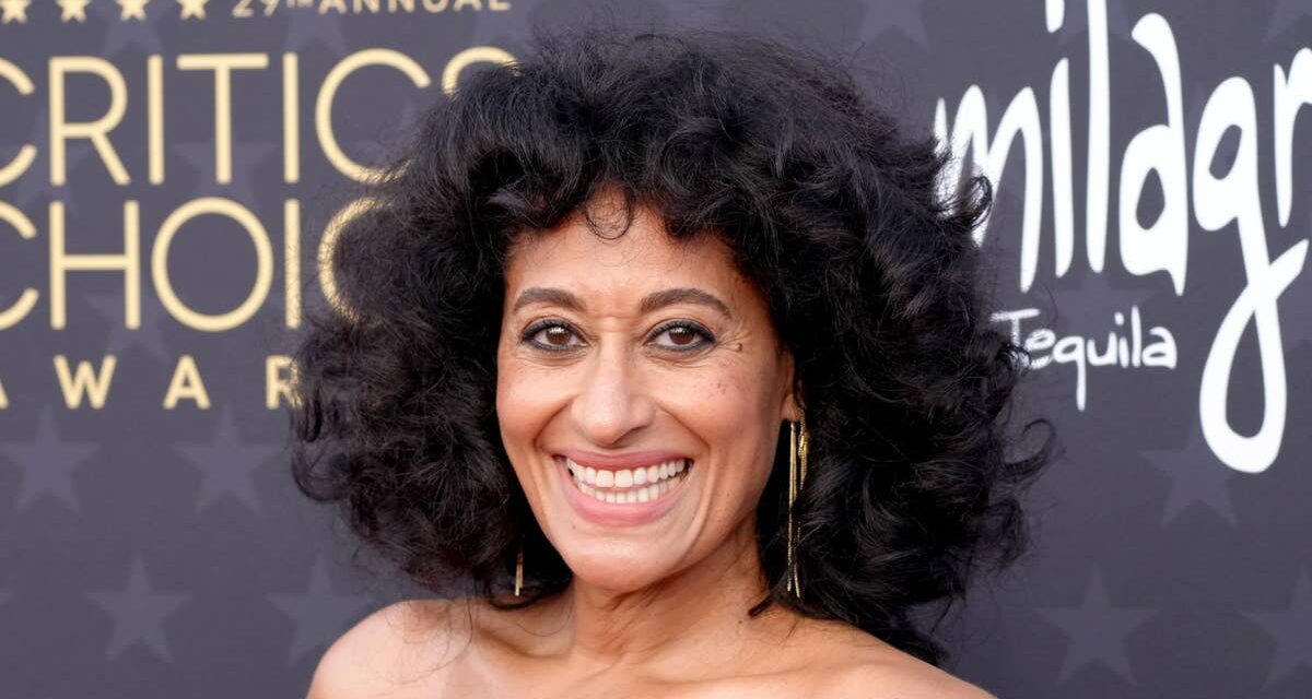 Glowing Tracee Ellis Ross est allongée dans le sable sur une photo de plage au visage frais avec sa famille