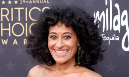 Glowing Tracee Ellis Ross est allongée dans le sable sur une photo de plage au visage frais avec sa famille