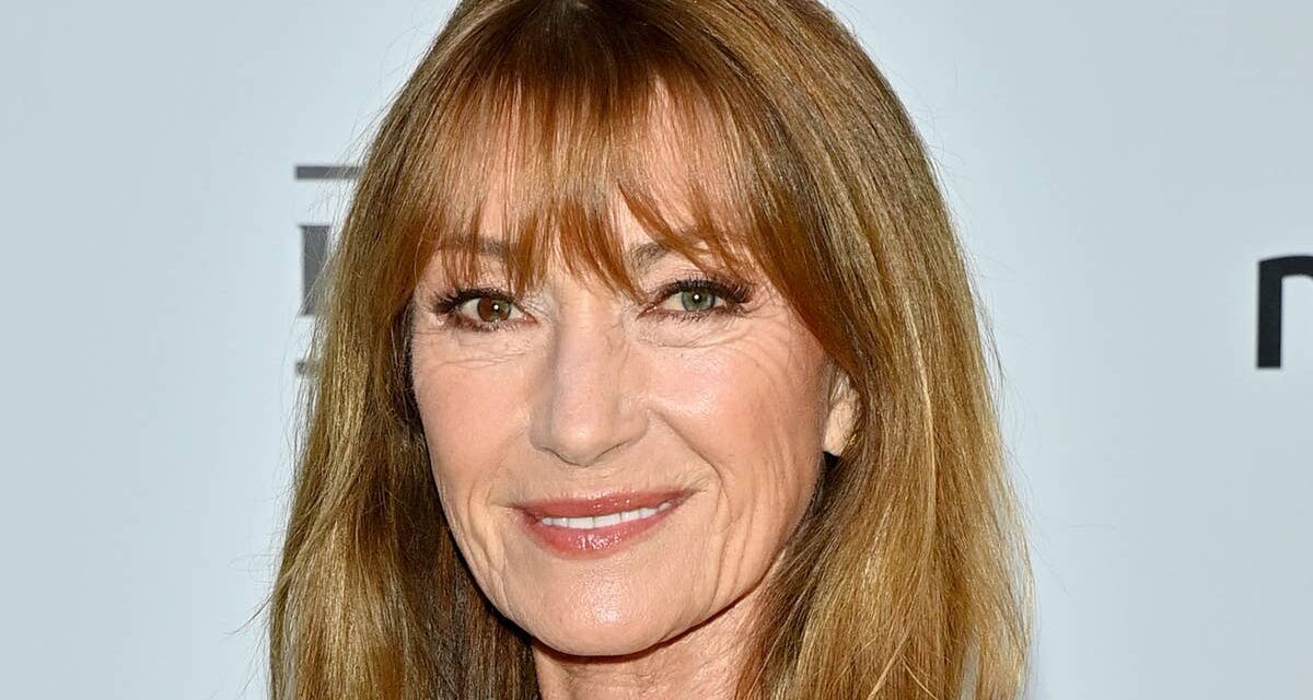 Jane Seymour a l&rsquo;air incroyable alors qu&rsquo;elle retrouve le casting du Dr Quinn pour la célébration du 75e anniversaire sur le thème du cow-boy