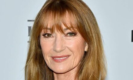 Jane Seymour a l&rsquo;air incroyable alors qu&rsquo;elle retrouve le casting du Dr Quinn pour la célébration du 75e anniversaire sur le thème du cow-boy