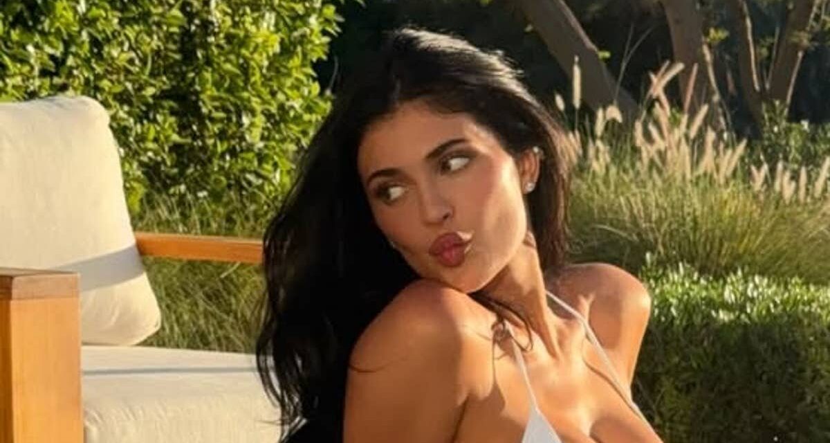 Kylie Jenner présente des courbes enviables dans un maillot de bain sensuel alors que les fans réagissent : « Ce n&rsquo;est pas juste »