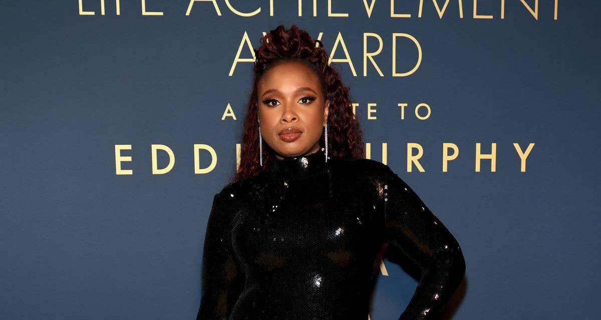 Jennifer Hudson fait preuve d&rsquo;audace dans une audacieuse robe fendue jusqu&rsquo;aux cuisses