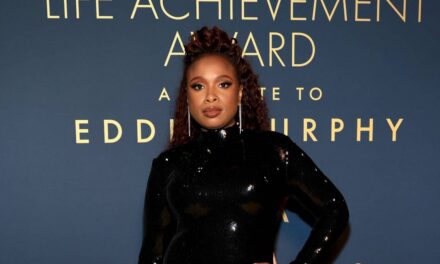 Jennifer Hudson fait preuve d&rsquo;audace dans une audacieuse robe fendue jusqu&rsquo;aux cuisses