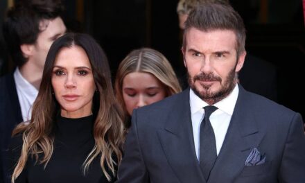 Victoria Beckham, 51 ans, prend un bain de soleil en maillot de bain étriqué aux côtés de son mari torse nu, David