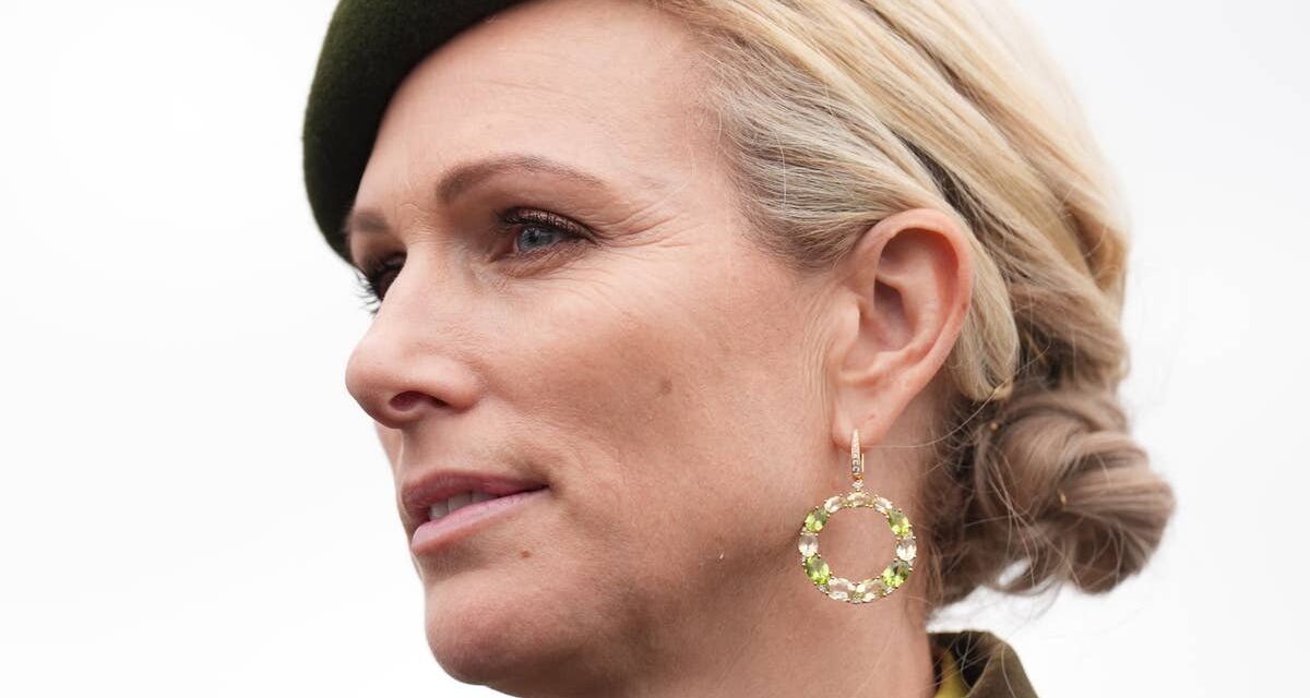Zara Tindall passe inaperçue dans un jean non royal et une veste cintrée « antique »