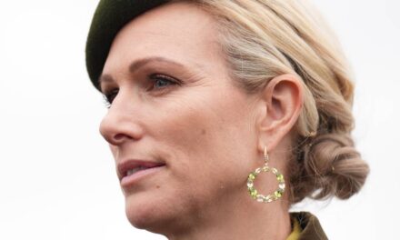 Zara Tindall passe inaperçue dans un jean non royal et une veste cintrée « antique »