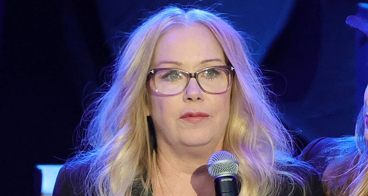 Christina Applegate brise le silence dans sa première mise à jour déchirante depuis son hospitalisation : « Prendre un moment »