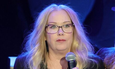 Christina Applegate brise le silence dans sa première mise à jour déchirante depuis son hospitalisation : « Prendre un moment »