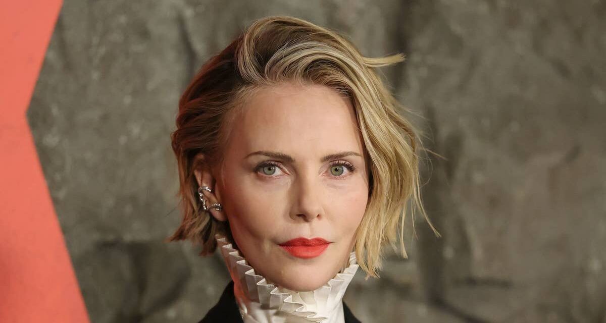 Charlize Theron porte un haut transparent audacieux sans soutien-gorge dans un look torride sur le tapis rouge