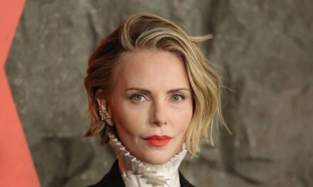 Charlize Theron porte un haut transparent audacieux sans soutien-gorge dans un look torride sur le tapis rouge