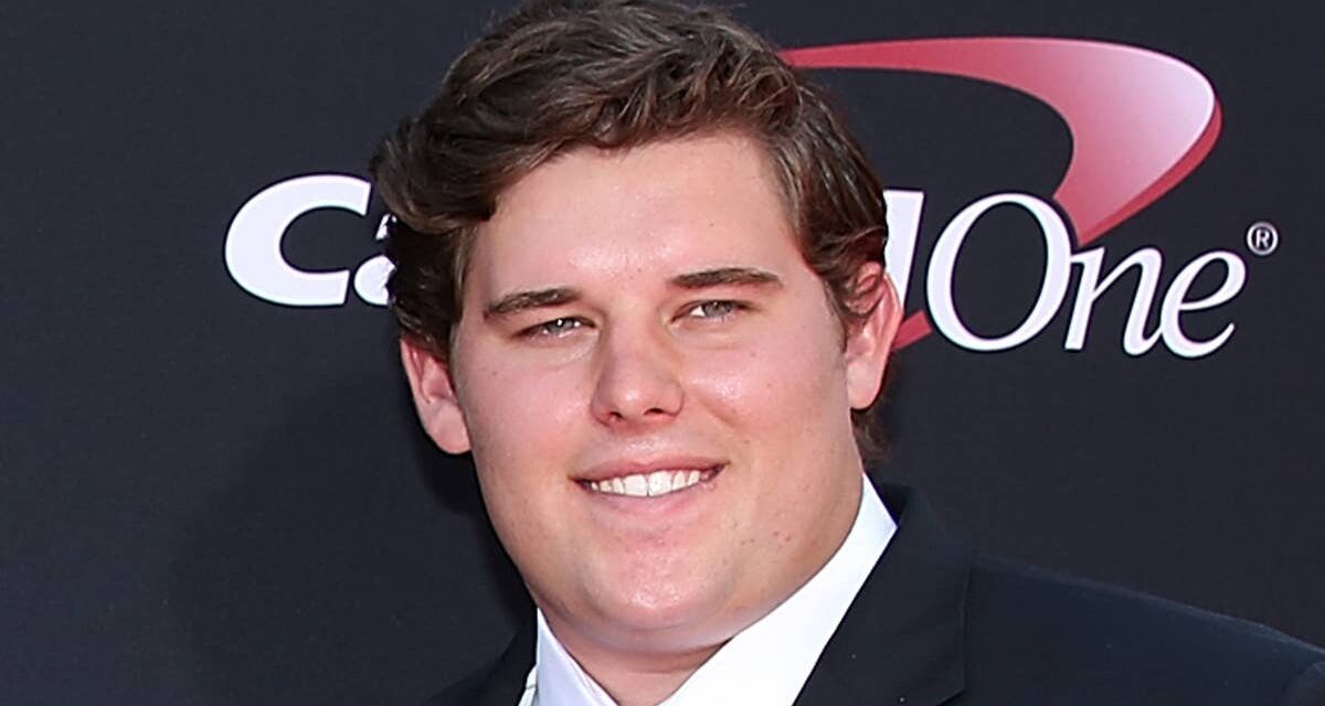 Christopher Schwarzenegger affiche une transformation majeure en matière de perte de poids alors qu&rsquo;il se rend à la plage en maillot de bain fleuri