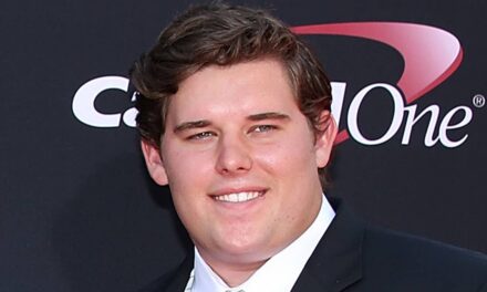 Christopher Schwarzenegger affiche une transformation majeure en matière de perte de poids alors qu&rsquo;il se rend à la plage en maillot de bain fleuri