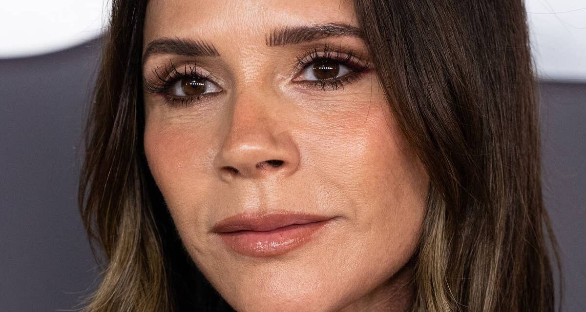Victoria Beckham vient de prouver que le « costume nu » sans soutien-gorge est le geste de pouvoir ultime à 52 ans