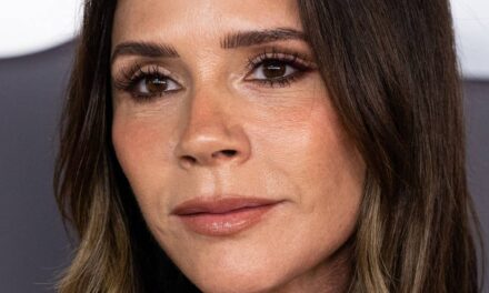 Victoria Beckham vient de prouver que le « costume nu » sans soutien-gorge est le geste de pouvoir ultime à 52 ans