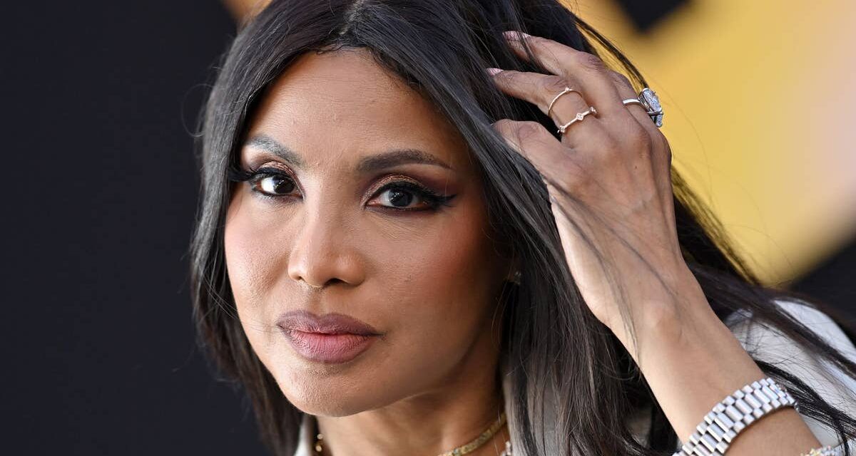 Toni Braxton, 58 ans, paraît des décennies plus jeune alors qu&rsquo;elle grésille sur scène