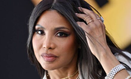Toni Braxton, 58 ans, paraît des décennies plus jeune alors qu&rsquo;elle grésille sur scène
