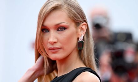 Bella Hadid dévoile ses abdominaux sculptés dans un haut court pour une nouvelle campagne saisissante