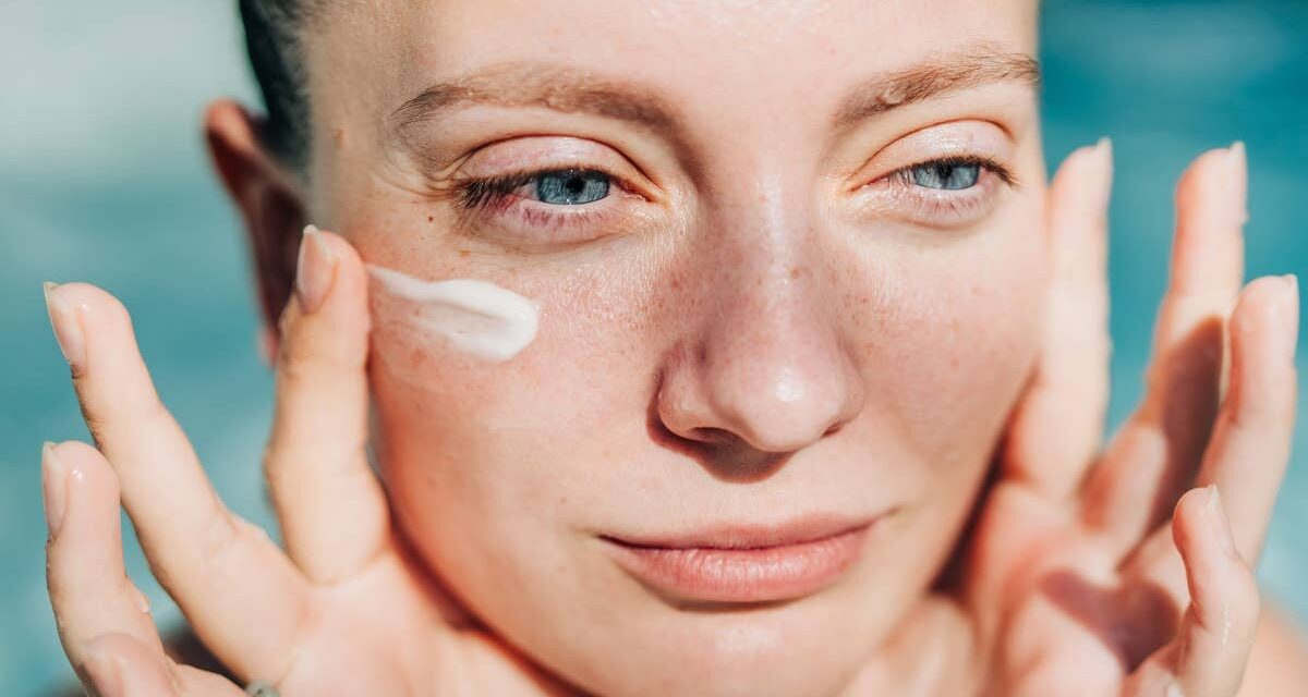 Nous avons demandé à 5 experts de la peau de partager les routines respectueuses de la rosacée qu&rsquo;ils recommandent à leurs clients.