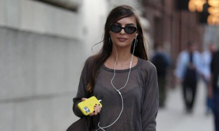 Pourquoi les écouteurs filaires sont l&rsquo;accessoire le plus cool selon un écrivain de mode