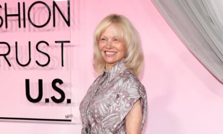 Pamela Anderson est l&rsquo;ultime Charlie&rsquo;s Angel avec son dernier look qui fera tourner les têtes