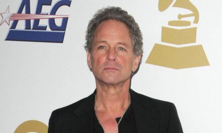 La star des années 70 Lindsey Buckingham « aspergée de substance » lors de l’attaque inquiétante de Santa Monica