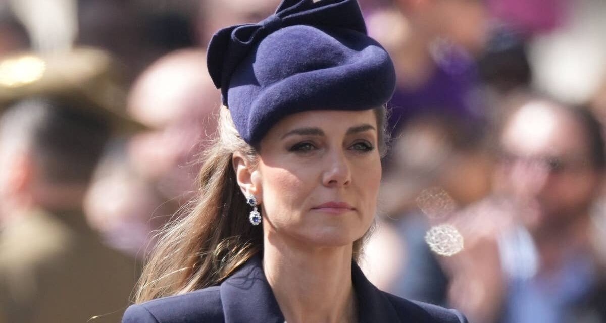 Le look sombre et chic de Kate Middleton pour l&rsquo;Anzac Day alors qu&rsquo;elle dépose une couronne au nom du roi