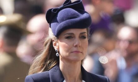 Le look sombre et chic de Kate Middleton pour l&rsquo;Anzac Day alors qu&rsquo;elle dépose une couronne au nom du roi