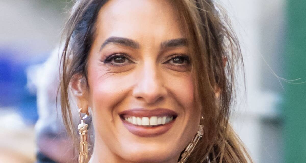 Amal, l&rsquo;épouse de George Clooney, fait l&rsquo;effet d&rsquo;une bombe en mini-robe Balenciaga après une transformation capillaire éclatante