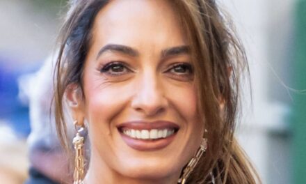 Amal, l&rsquo;épouse de George Clooney, fait l&rsquo;effet d&rsquo;une bombe en mini-robe Balenciaga après une transformation capillaire éclatante