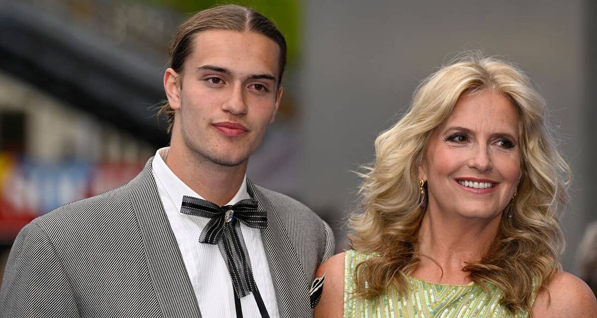 Alastair Stewart, le fils sculptural de Penny Lancaster et Rod Stewart, fait ses débuts avec une transformation de cheveux longs
