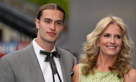 Alastair Stewart, le fils sculptural de Penny Lancaster et Rod Stewart, fait ses débuts avec une transformation de cheveux longs