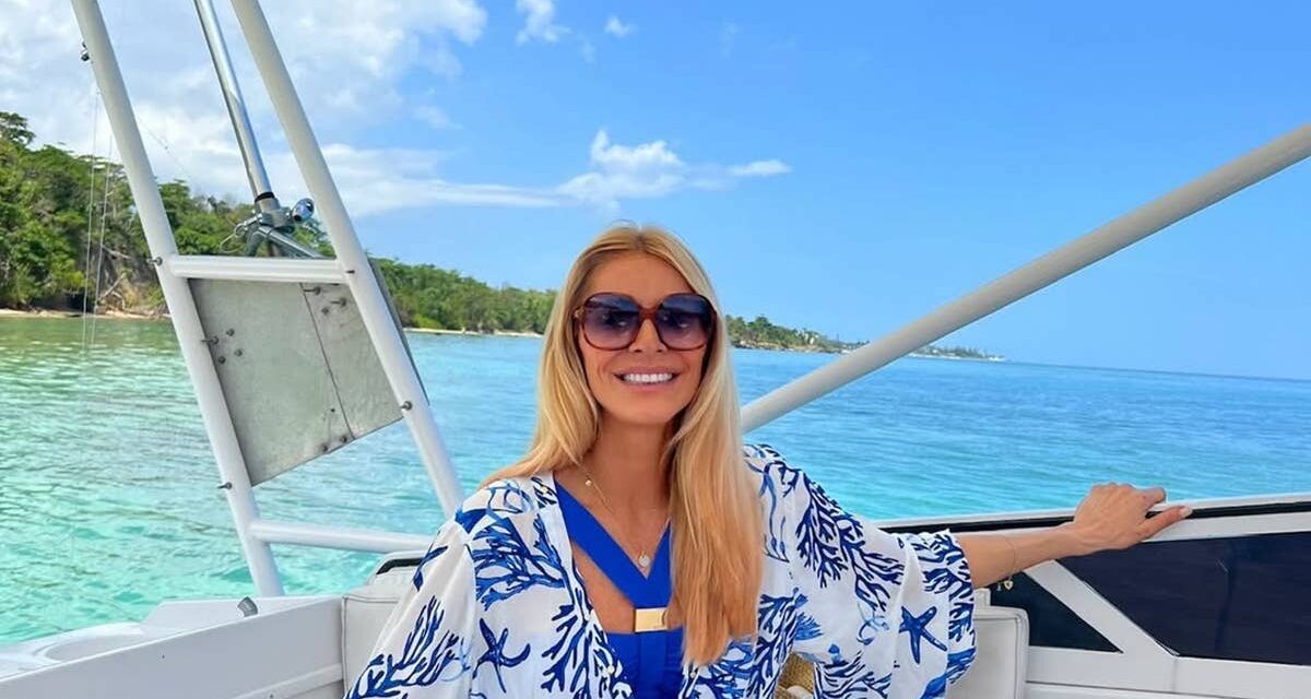 Tess Daly exhibe ses jambes mannequins alors qu&rsquo;elle marche le long de la plage