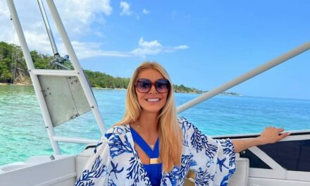 Tess Daly exhibe ses jambes mannequins alors qu&rsquo;elle marche le long de la plage