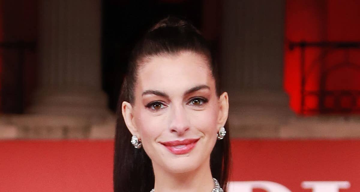 Anne Hathaway fait une apparition à couper le souffle dans une robe de conte de fées de rêve lors d&rsquo;un gala étoilé