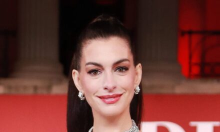 Anne Hathaway fait une apparition à couper le souffle dans une robe de conte de fées de rêve lors d&rsquo;un gala étoilé