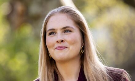 La princesse Amalia, 22 ans, signale un « changement » pour la future monarchie – en body moulant et sac Zara