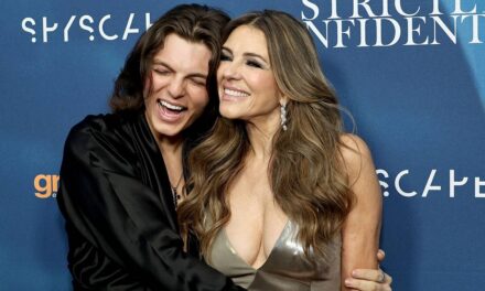 Elizabeth Hurley est amoureuse de son fils qui lui ressemble alors qu&rsquo;il marque une étape importante : « Je t&rsquo;aime mon bébé »