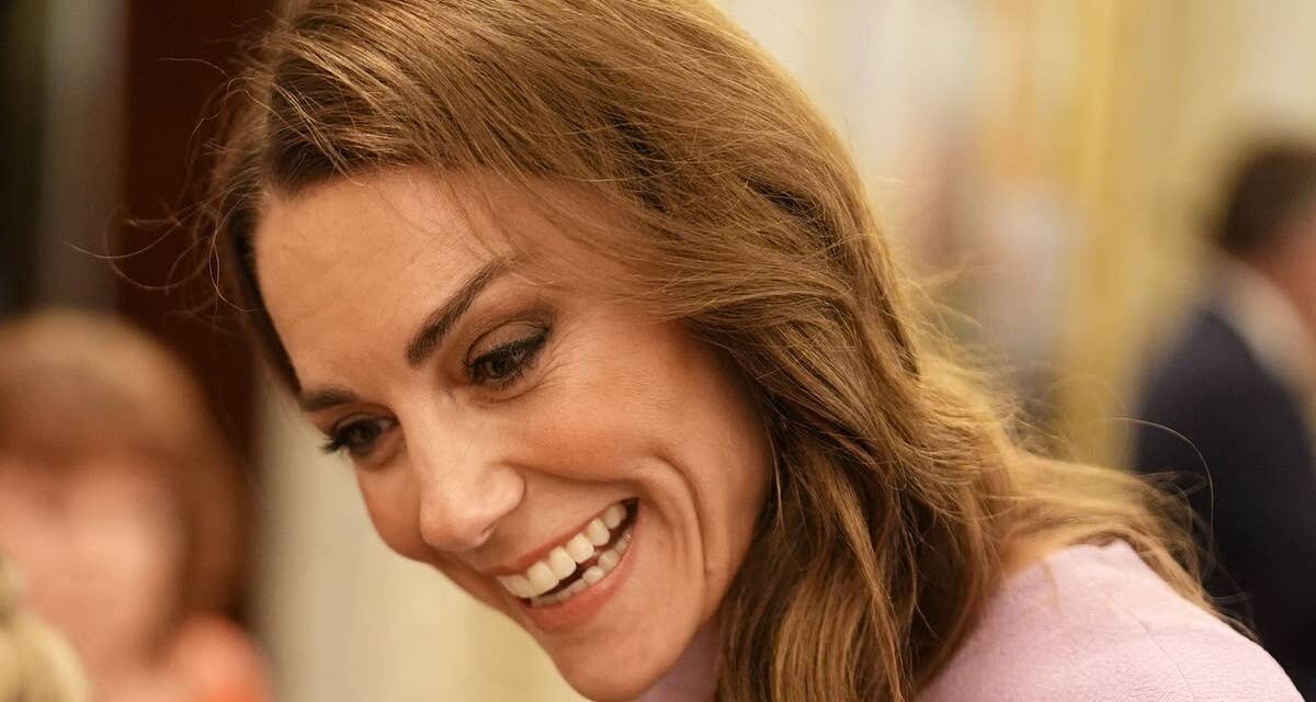 Kate Middleton surprend par la couleur qu&rsquo;elle porte rarement – ​​et par les bijoux de la défunte reine Elizabeth