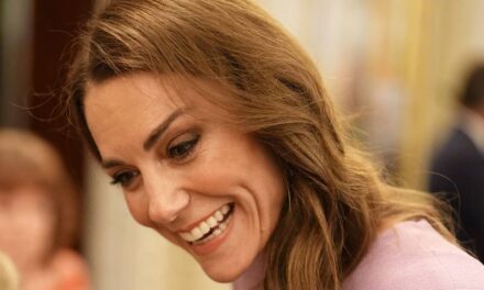 Kate Middleton surprend par la couleur qu&rsquo;elle porte rarement – ​​et par les bijoux de la défunte reine Elizabeth